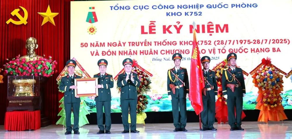 Thiếu tướng Nguyễn Đức Tăng trao tặng Huân chương Bảo vệ Tổ quốc hạng Ba cho đơn vị z6849567684448_5c4a214d4a3737225d0eae9ecda38b4a.jpg