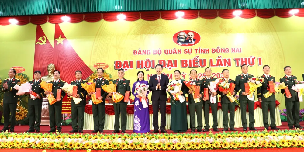 Các đại biểu tham dự đại hội nhận hoa chúc mừng