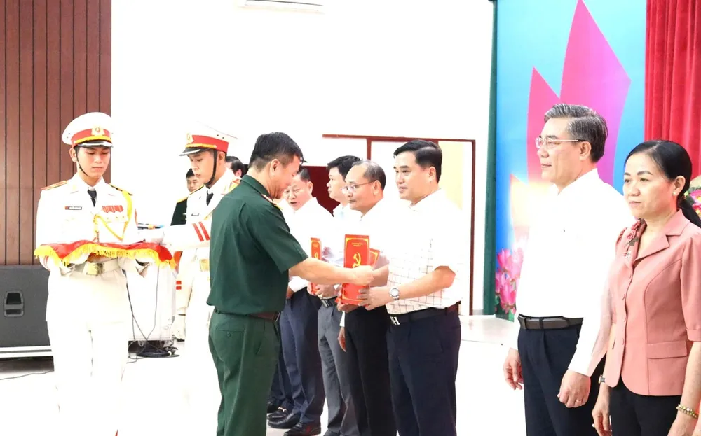 Bộ CHQS tỉnh Đồng Nai tổ chức Hội nghị công bố quyết định của Ban Thường vụ Tỉnh ủy về công tác cán bộ 1000075635.jpg