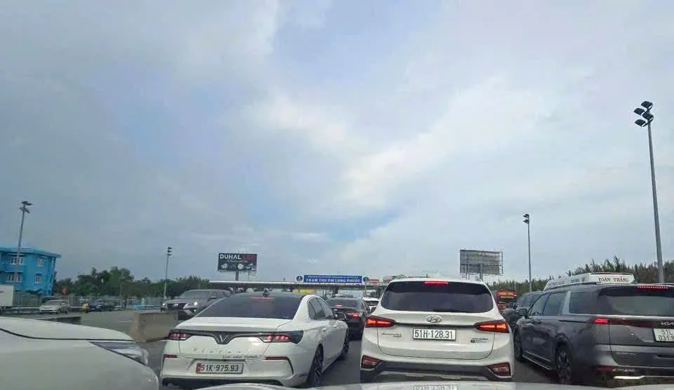 Ô tô nhích từng chút vào đường dẫn lên cao tốc TPHCM - Long Thành - Dầu Giây Đường dẫn lên cao tốc Long Thành- Dầu Giây.jpg