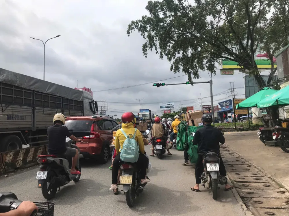 Người dân về quê nghỉ lễ khiến phương tiện đông đúc trên Quốc lộ 51 Quốc lộ 51.jpg