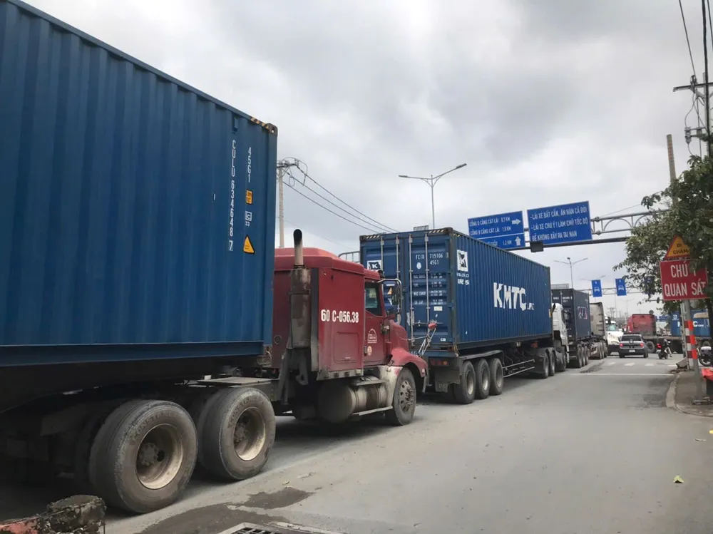 Xe tải nối đuôi nhau tại khu vực vào Cảng Cát Lái Xe đi cảng Cát Lái.jpg