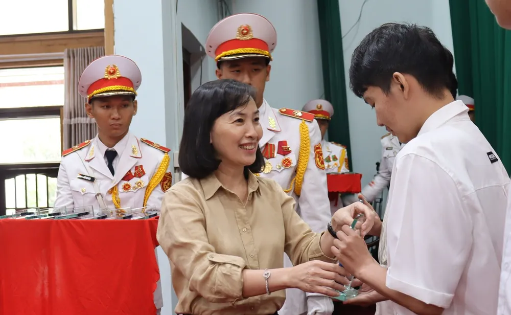 Giám đốc Sở GD-ĐT tỉnh Đồng Nai Trương Thị Kim Huệ tuyên dương thí sinh trúng tuyển z6972053041435_377b9d47b282153e8b8e383f237b78e2.jpg