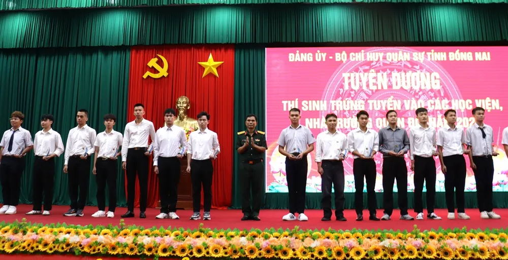 Bộ CHQS tỉnh Đồng Nai tuyên dương thí sinh trúng tuyển vào các học viện, nhà trường Quân đội năm 2025 z6972054937295_58d49010878133f5cf8ab04bbf4a988b.jpg