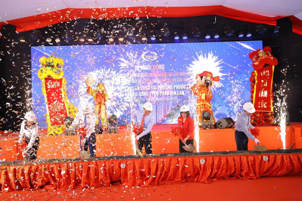 Các đại biểu thực hiện nghi thức khởi công dự án Khu NƠXH ChC1 và ChC2 phường Phước Tân z7055212897795_75d697eea662e5212108ac0132969006.jpg