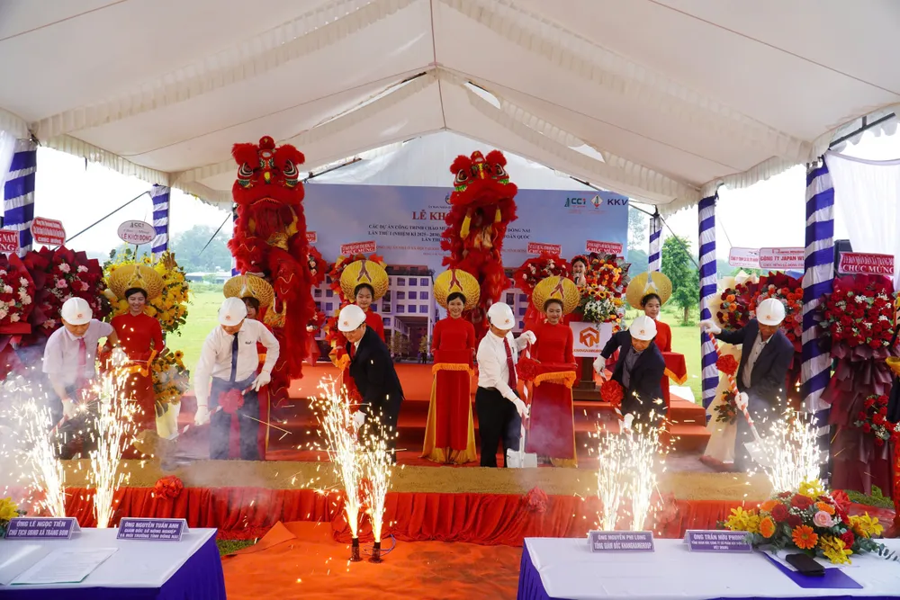 Các đại biểu thực hiện nghi thức khởi công dự án NƠXH diện tích 3,5ha (xã Trảng Bom). Ảnh: HÀ ANH CHIẾN z7055216214080_840e7c48914d7dceb93d0d4b72aaf905.jpg