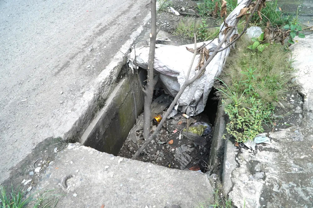 Poškozený je i kryt šachty, což představuje vysoké riziko dopravních nehod. 11- Nắp công thoát nước cũng hư hỏng, tiềm ẩn nguy cơ cao tai nạn giao thông.JPG