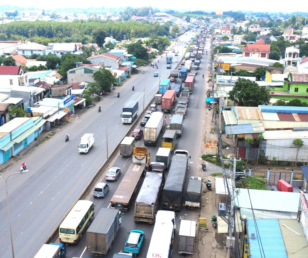 V okrsku Phuoc Tan se často vyskytují dopravní zácpy a dopravní zácpy na státní dálnici. 14-Ùn ứ, kẹt xe trên Quốc lộ thường xuyên xảy ra tại khu vực phường Phước Tân.JPG