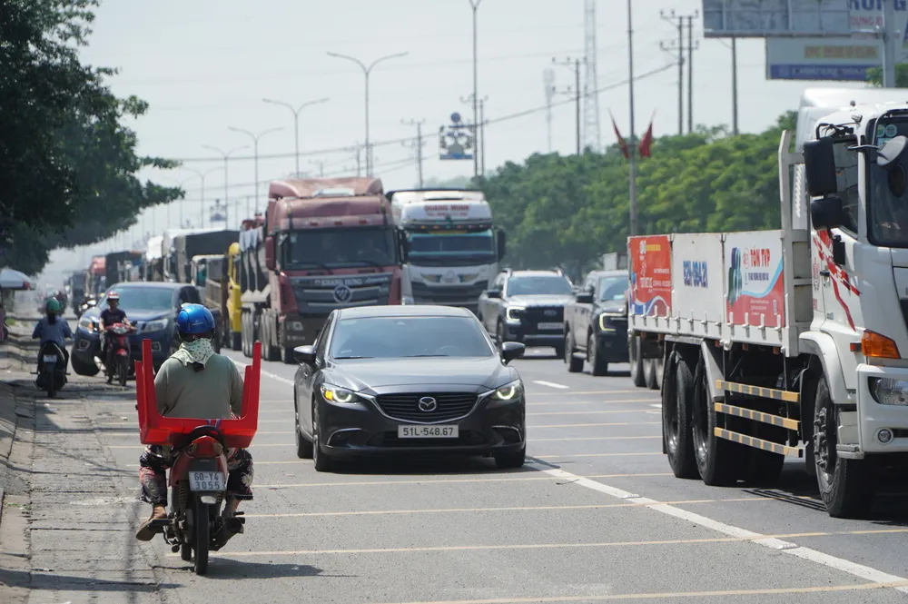 Vozidla jedoucí v opačném směru a zasahující do jízdních pruhů na dálnici 51 15- Xe cộ chạy ngược chiều, lấn làn trên Quốc lộ 51.JPG