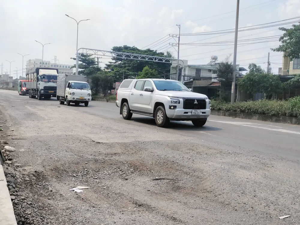 Místo na státní dálnici 51 vedoucí přes obec Phuoc Tan v provincii Dong Nai bylo zničeno sklápěčem a nákladním vozem. 3- Một vị trí trên Quốc lộ 51 đoạn qua xã Phước Tân, tỉnh Đồng Nai bị xe ben, xe tải cày nát. Ảnh HOÀNG BẮC.jpg