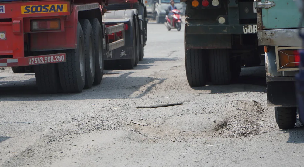 Úsek před turistickou oblastí Son Tien byl opraven teprve na konci roku 2024, ale nyní je „v hrozném stavu“. 9- Đoạn phía trước khu du lịch Sơn Tiên mới được sửa cuối năm 2024 nhưng đến nay thì đã nát như tương.JPG