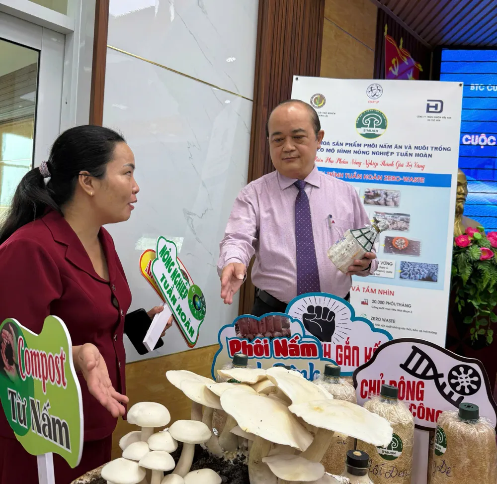 Ông Võ Hoàng Khai, Phó Giám đốc Sở KH-CN tỉnh Đồng Nai kiểm tra các sản phẩm tại cuộc thi khởi nghiệp đổi mới, sáng tạo tỉnh Đồng Nai 2025 z7077345601057_116b8a9c9c7e883da59135d90d0c2add.jpg
