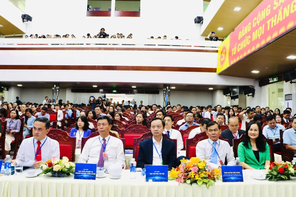 Các đại biểu tham dự lễ khai mạc z7093883572908_cd51ac03db03d1f69fe2193c02662daf.jpg