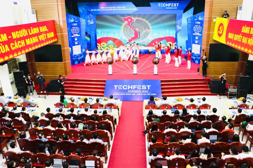 Một tiết mục văn nghệ chào mừng z7093883607561_bc5b265530b77e372a434ca0297f4ada.jpg