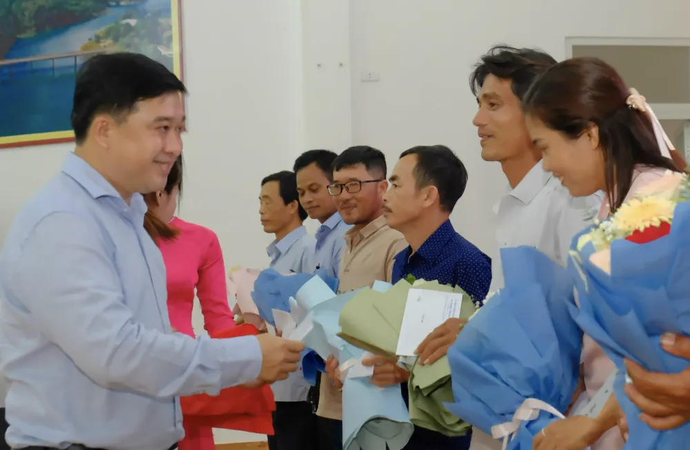 Khen thưởng cho các hộ dân sớm bàn giao mặt bằng z7094925373794_2cb5ae8930297d15ba7c7b1982052e4e.jpg