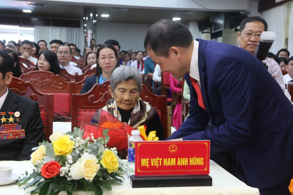 Bí thư Tỉnh ủy Đồng Nai Vũ Hồng Văn tặng hoa đến Mẹ Việt Nam Anh hùng IMG_3425.JPG