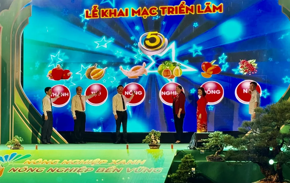 Biểu diễn văn nghệ khai mạc triển lãm z7152106831704_3143be71a8ee1ce1479df4cd2c942df5.jpg