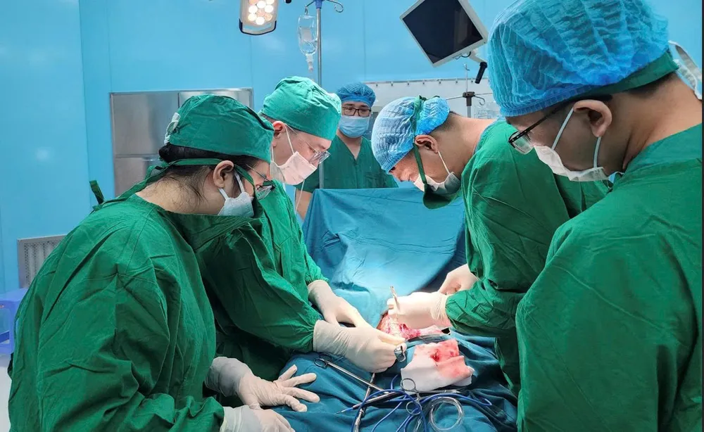 Các bác sĩ luân phiên đợt 5 đã phối hợp với đội ngũ tại chỗ của Trung tâm Y tế Quân dân y Côn Đảo thực hiện thành công nhiều ca phẫu thuật phức tạp