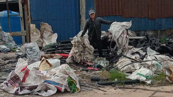 Scrap is indiscriminately discarded on the street at a scrap collection and recycling facility in Binh Hung Hoa B Ward, Binh Tan District, HCMC Scrap is indiscriminately discarded on the street at a scrap collection and recycling facility in Binh Hung Hoa B Ward, Binh Tan District, HCMC
