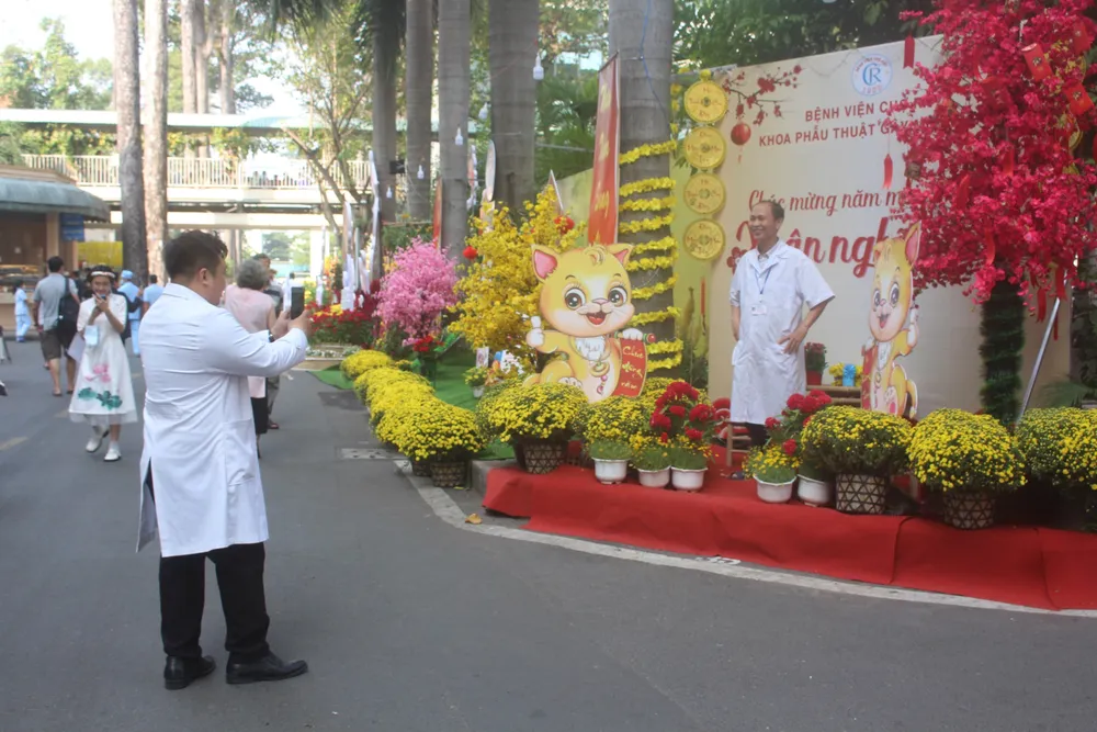 Nhân viên y tế tranh thủ chụp vội ảnh kỷ niệm trong những ngày trực tết ở BV. Nhân viên y tế tranh thủ chụp vội ảnh kỷ niệm trong những ngày trực tết ở BV.