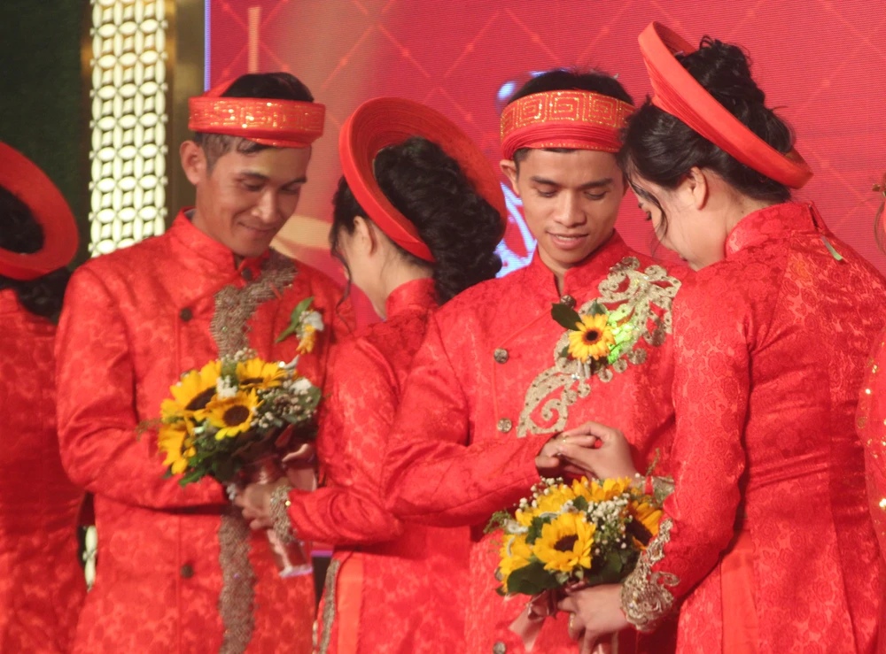 Tổ chức đám cưới tập thể cho công nhân khó khăn ảnh 8 Tổ chức đám cưới tập thể cho công nhân khó khăn ảnh 8