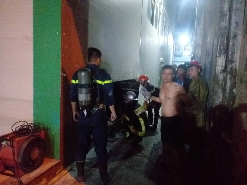 Cứu 3 người mắc kẹt trong đám cháy ở Đà Nẵng ảnh 1