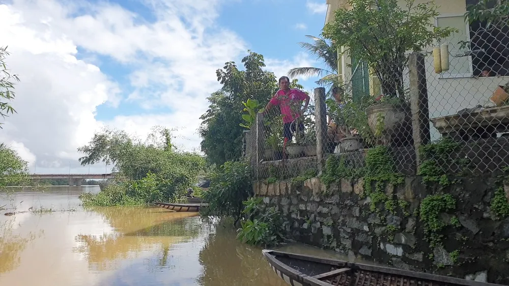 Lũ bất ngờ đổ về, cô lập trên 1.000 hộ dân ảnh 2 Lũ bất ngờ đổ về, cô lập trên 1.000 hộ dân ảnh 2