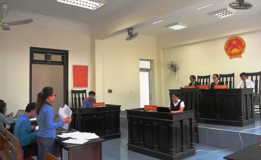 196 công nhân kiện công ty tiền nợ lương, bảo hiểm xã hội ảnh 1 196 công nhân kiện công ty tiền nợ lương, bảo hiểm xã hội ảnh 1
