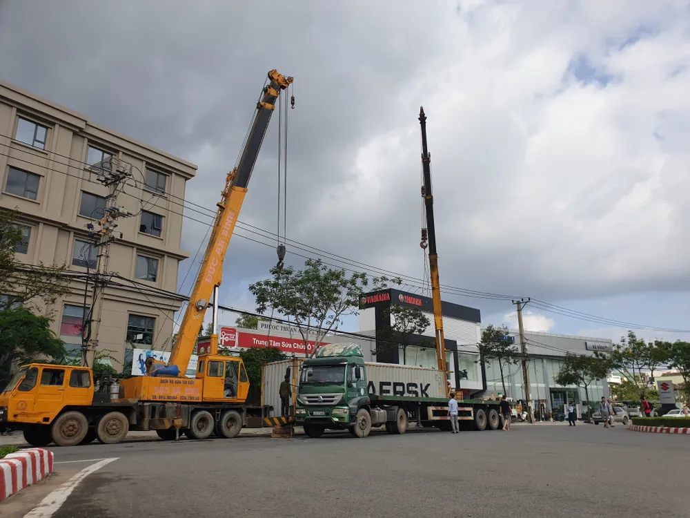 Đà Nẵng: Hoảng hồn khi đầu kéo container lật khi ôm vòng xuyến ảnh 1