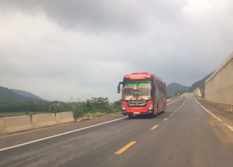 Né trạm thu phí, hàng trăm ô tô chạy vào cao tốc đang thi công ảnh 3