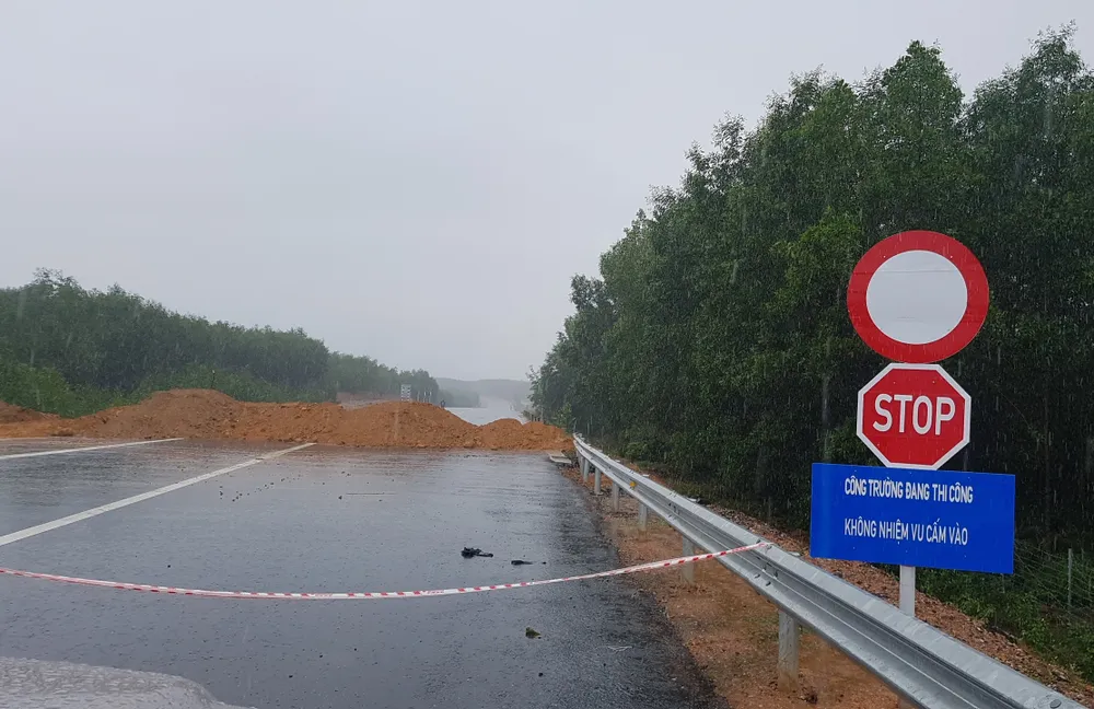 Né trạm thu phí, hàng trăm ô tô chạy vào cao tốc đang thi công ảnh 1