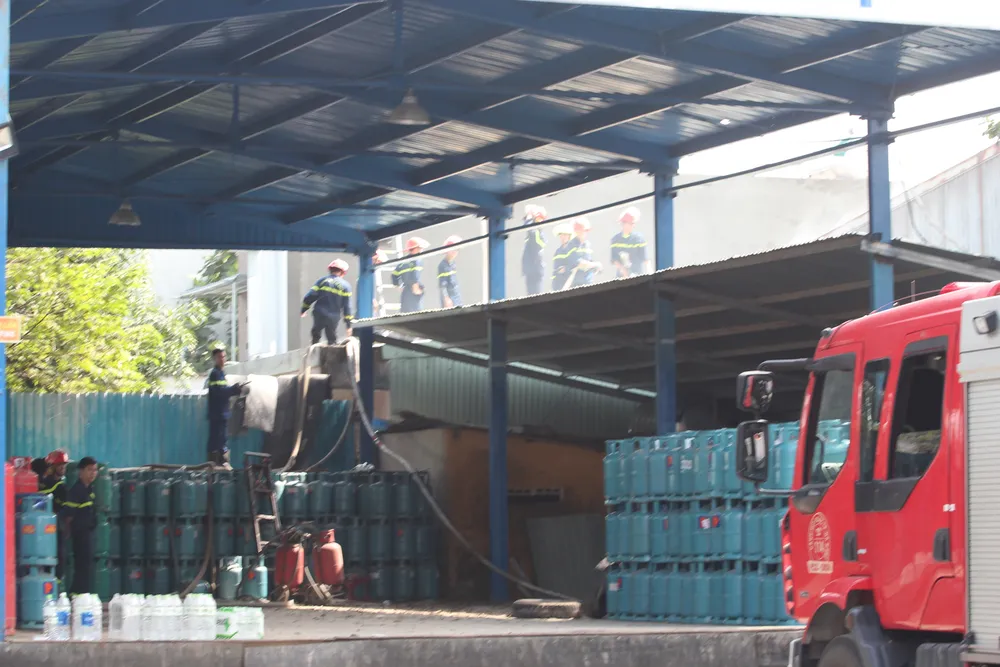 Hàng trăm người căng mình dập đám cháy lớn tại xưởng gỗ ảnh 2