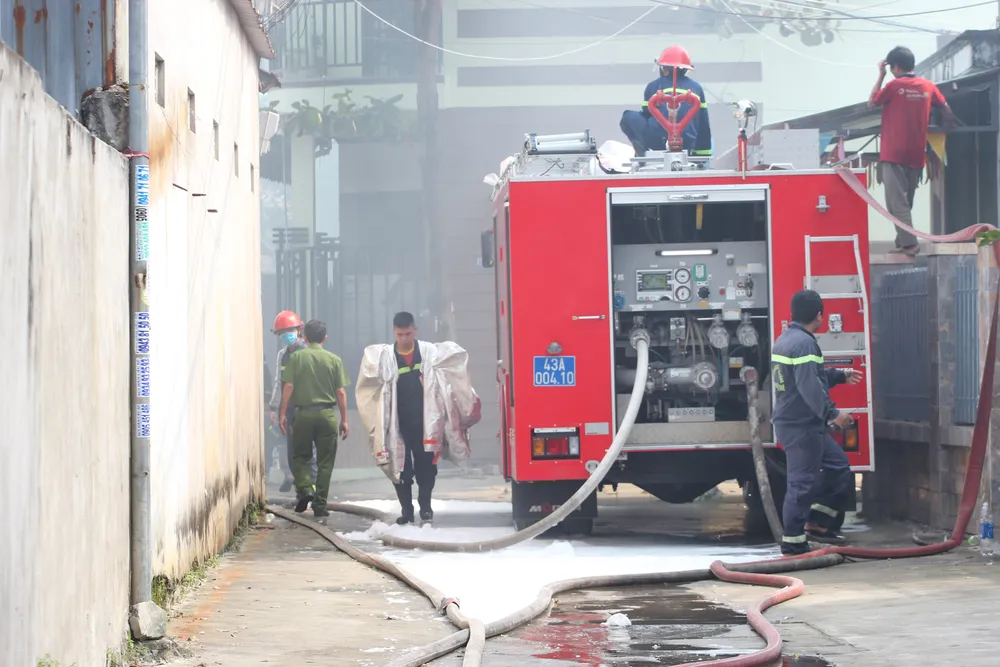 Hàng trăm người căng mình dập đám cháy lớn tại xưởng gỗ ảnh 4