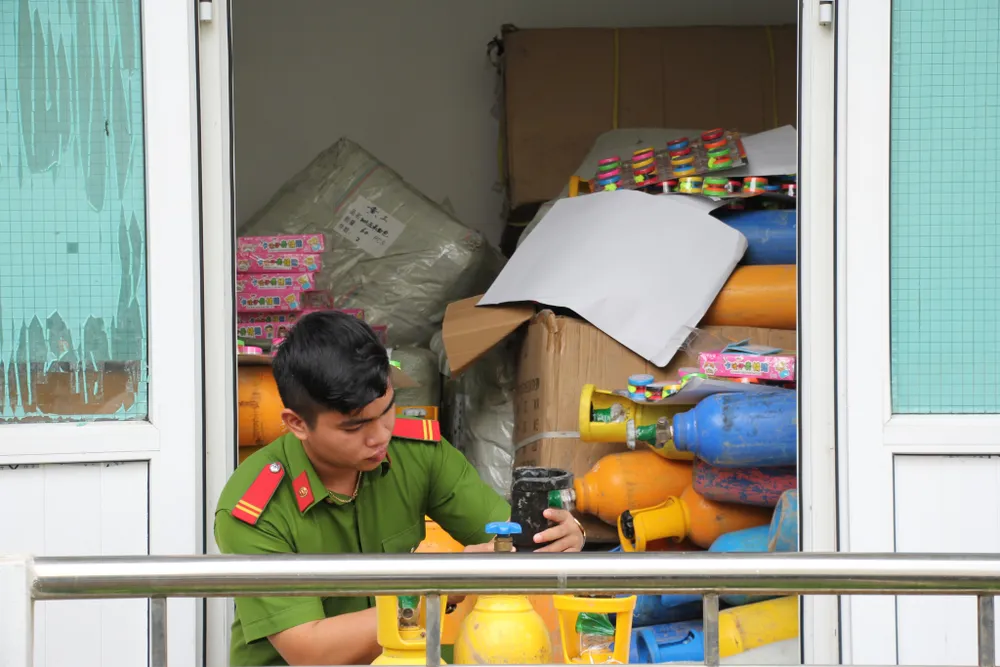 Bắt lô 78 bình khí cười sắp chuyển đến nơi tiêu thụ ảnh 1