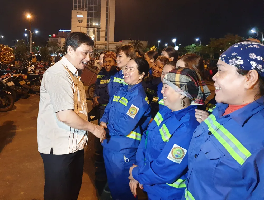 Lãnh đạo TP Đà Nẵng thăm và chúc tết các đơn vị trong đêm giao thừa ảnh 11