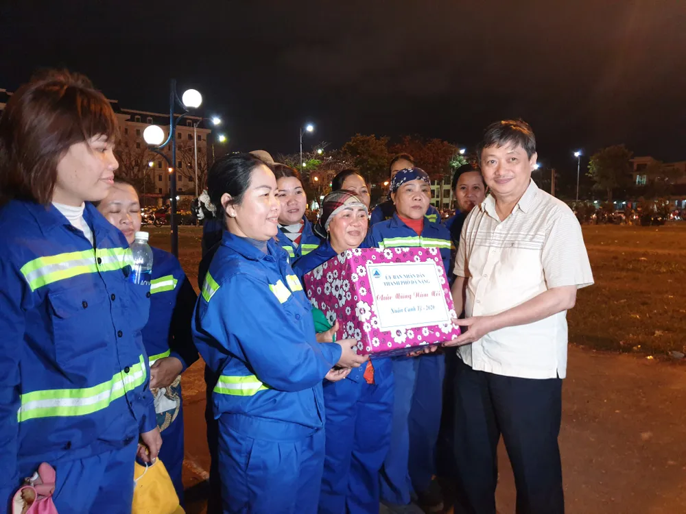 Lãnh đạo TP Đà Nẵng thăm và chúc tết các đơn vị trong đêm giao thừa ảnh 13