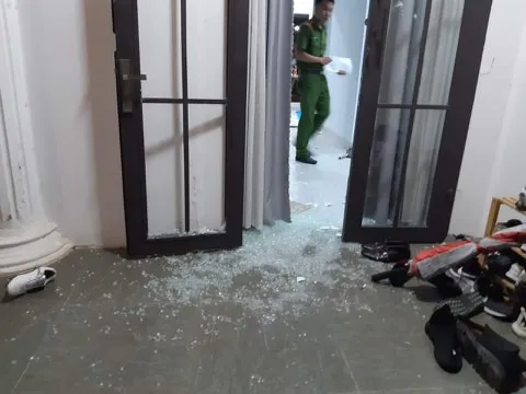 Truy tìm nhóm côn đồ xông vào nhà dân đập phá trong đêm ảnh 1 Truy tìm nhóm côn đồ xông vào nhà dân đập phá trong đêm ảnh 1
