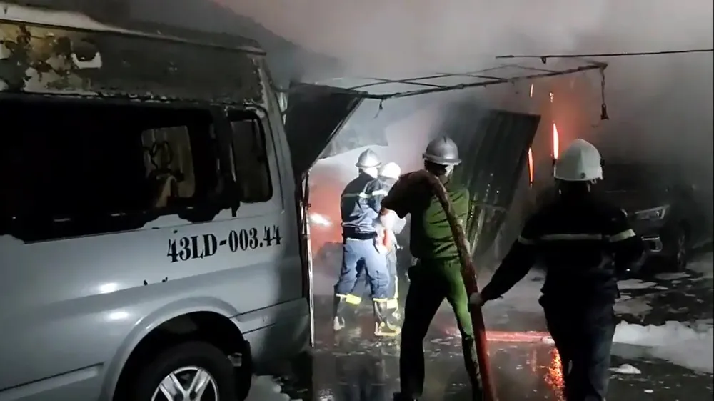 Huy động hàng chục xe chữa cháy dập lửa xuyên đêm ảnh 2