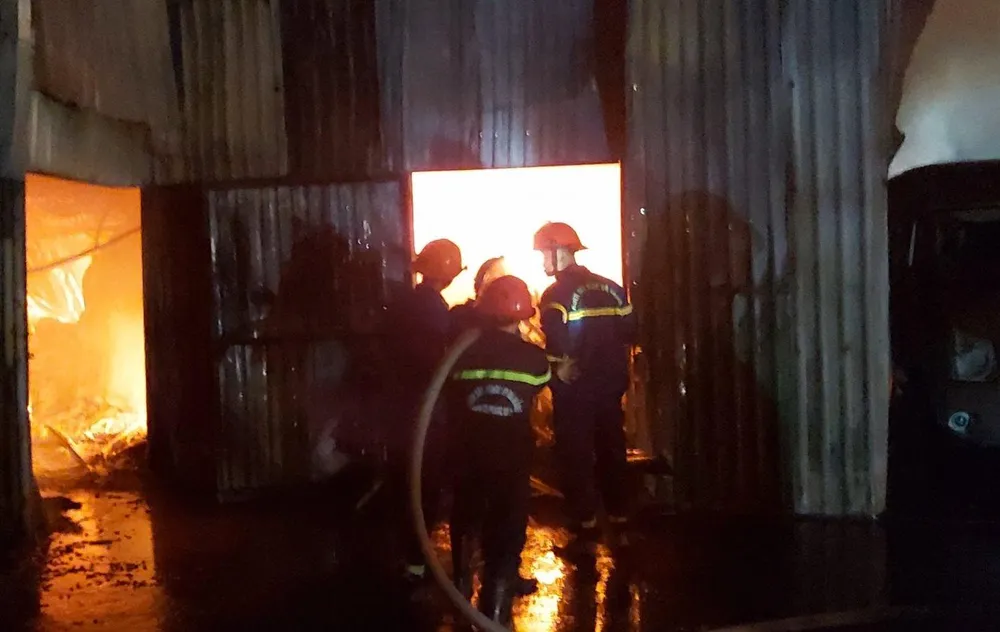 Huy động hàng chục xe chữa cháy dập lửa xuyên đêm ảnh 1