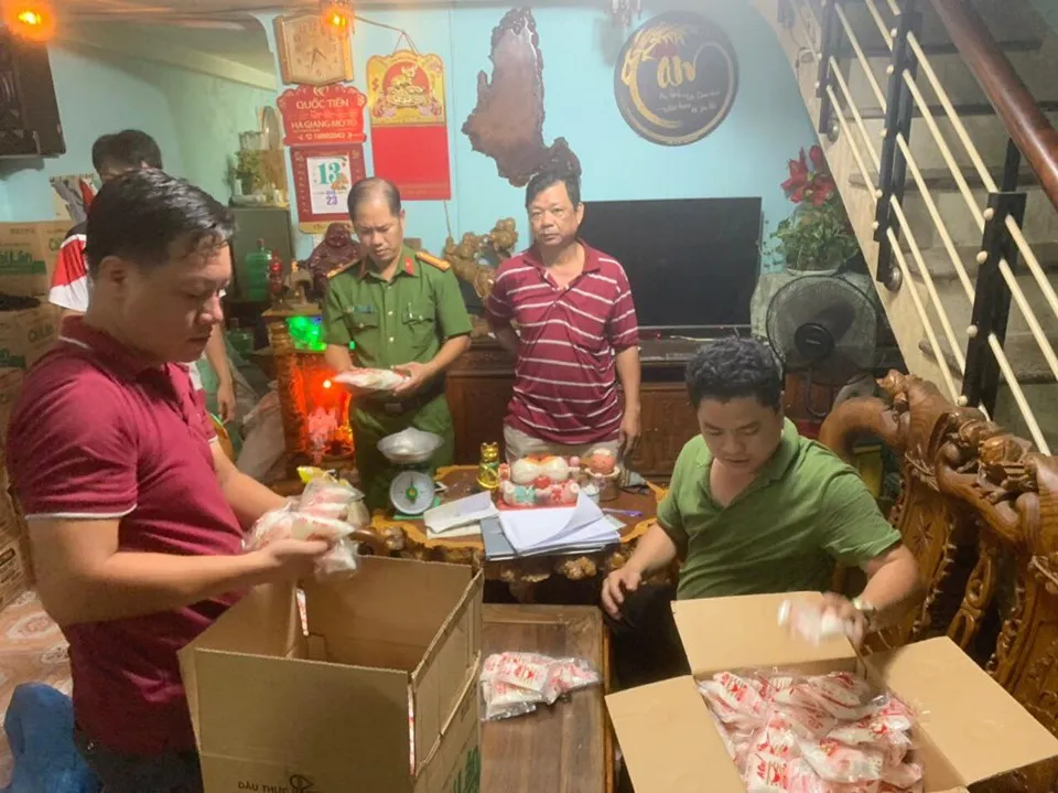 Phát hiện cơ sở làm giả bột nêm các thương hiệu nổi tiếng ảnh 1 Phát hiện cơ sở làm giả bột nêm các thương hiệu nổi tiếng ảnh 1
