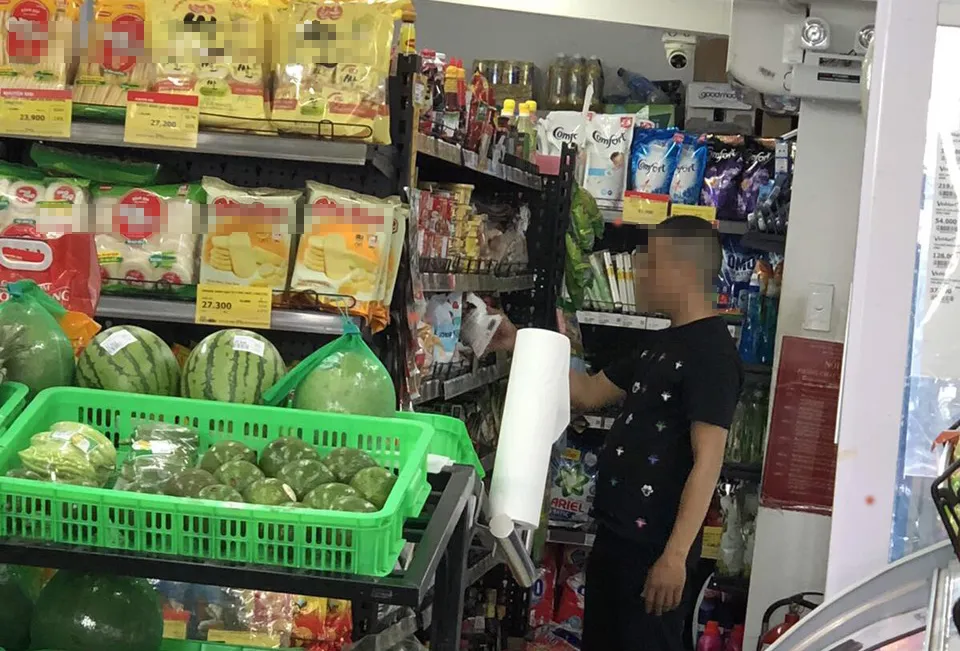 Người bôi nước bọt lên hàng hóa là người bị bệnh tâm thần vừa xuất viện ảnh 1