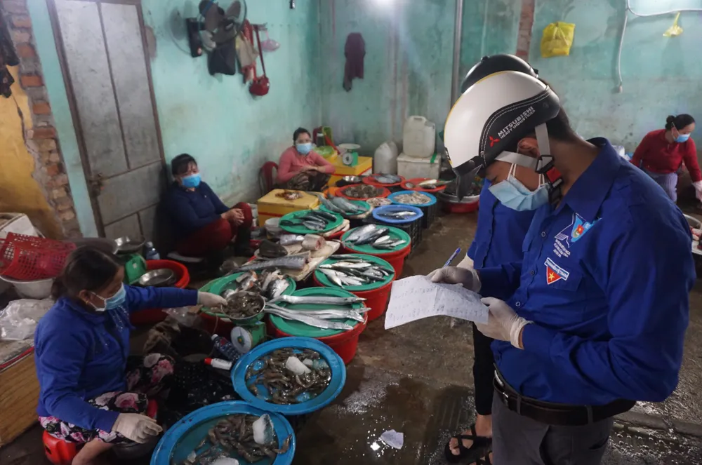 Đà Nẵng: Đi chợ giúp người dân đang cách ly vì Covid-19 ảnh 1