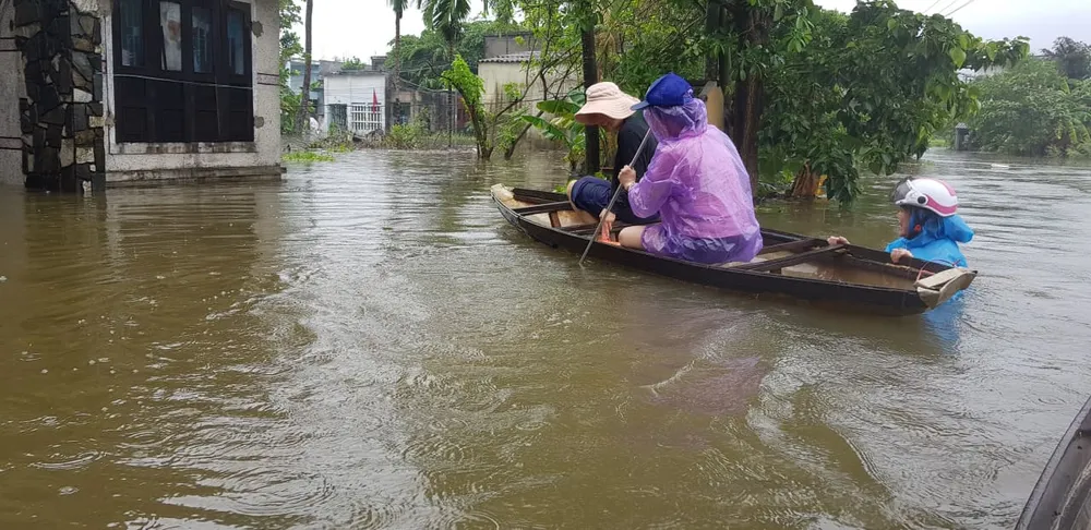 Nhiều địa phương ở Đà Nẵng ngập nặng do mưa lớn kéo dài ảnh 4 Nhiều địa phương ở Đà Nẵng ngập nặng do mưa lớn kéo dài ảnh 4