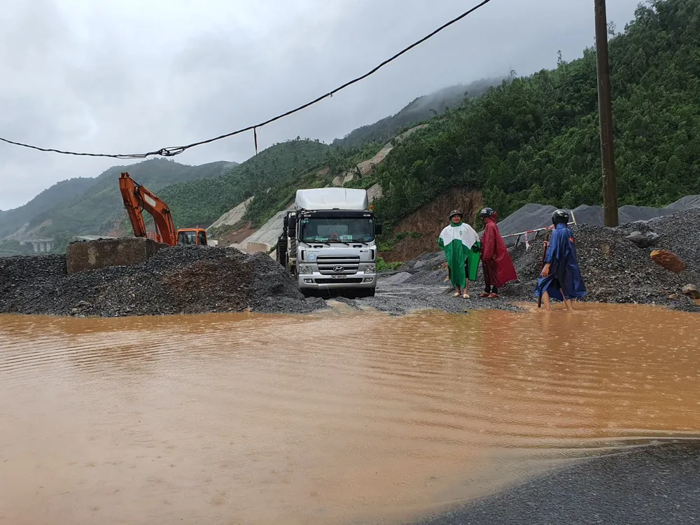 Nhiều địa phương ở Đà Nẵng ngập nặng do mưa lớn kéo dài ảnh 5 Nhiều địa phương ở Đà Nẵng ngập nặng do mưa lớn kéo dài ảnh 5