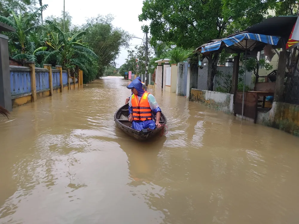 Đà Nẵng sơ tán gần 3.000 người do ảnh hưởng của mưa lũ và bão số 6 ảnh 3 Đà Nẵng sơ tán gần 3.000 người do ảnh hưởng của mưa lũ và bão số 6 ảnh 3