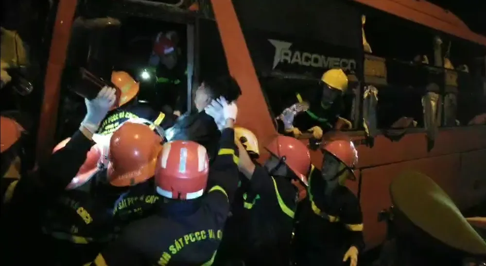 Tai nạn giao thông khiến 2 người chết, ít nhất 17 người bị thương ở Đà Nẵng ảnh 2