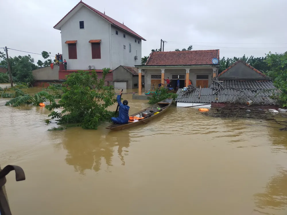 Quảng Bình: Huyện Lệ Thủy ngập sâu trong nước, người dân lên nóc nhà chờ cứu trợ ảnh 4 Quảng Bình: Huyện Lệ Thủy ngập sâu trong nước, người dân lên nóc nhà chờ cứu trợ ảnh 4