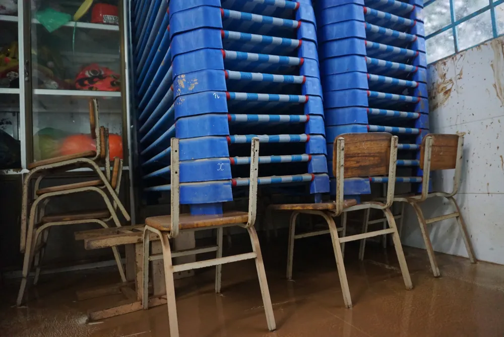Tất bật dọn rửa bùn non để đón học sinh đến trường sau lũ ảnh 2 Tất bật dọn rửa bùn non để đón học sinh đến trường sau lũ ảnh 2