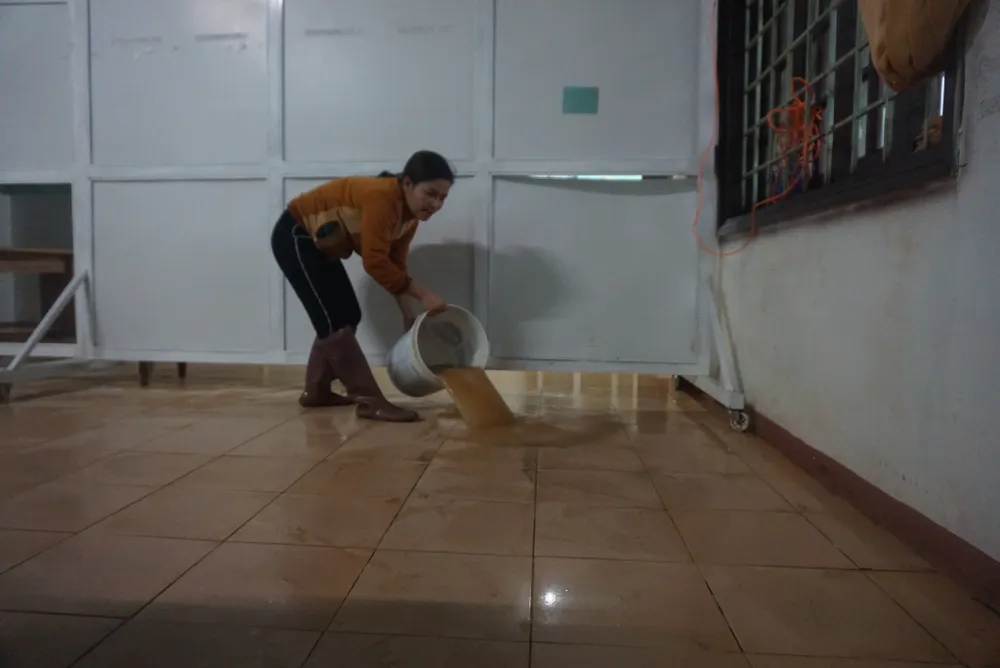 Tất bật dọn rửa bùn non để đón học sinh đến trường sau lũ ảnh 6 Tất bật dọn rửa bùn non để đón học sinh đến trường sau lũ ảnh 6