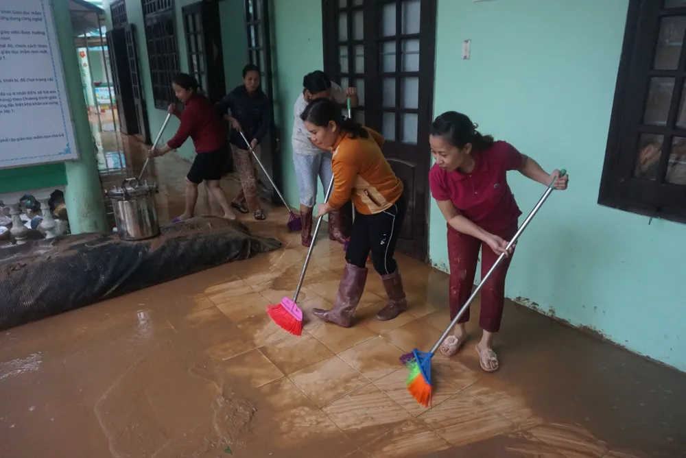 Tất bật dọn rửa bùn non để đón học sinh đến trường sau lũ ảnh 1 Tất bật dọn rửa bùn non để đón học sinh đến trường sau lũ ảnh 1